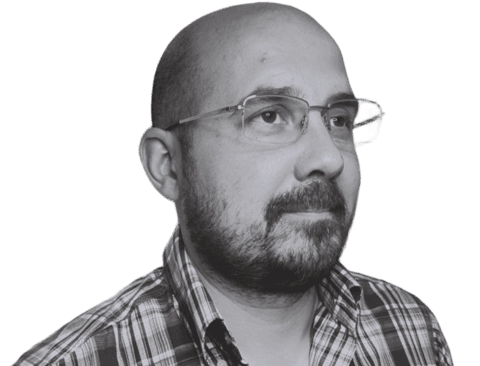 Equipo colaborando frente a una gran pantalla